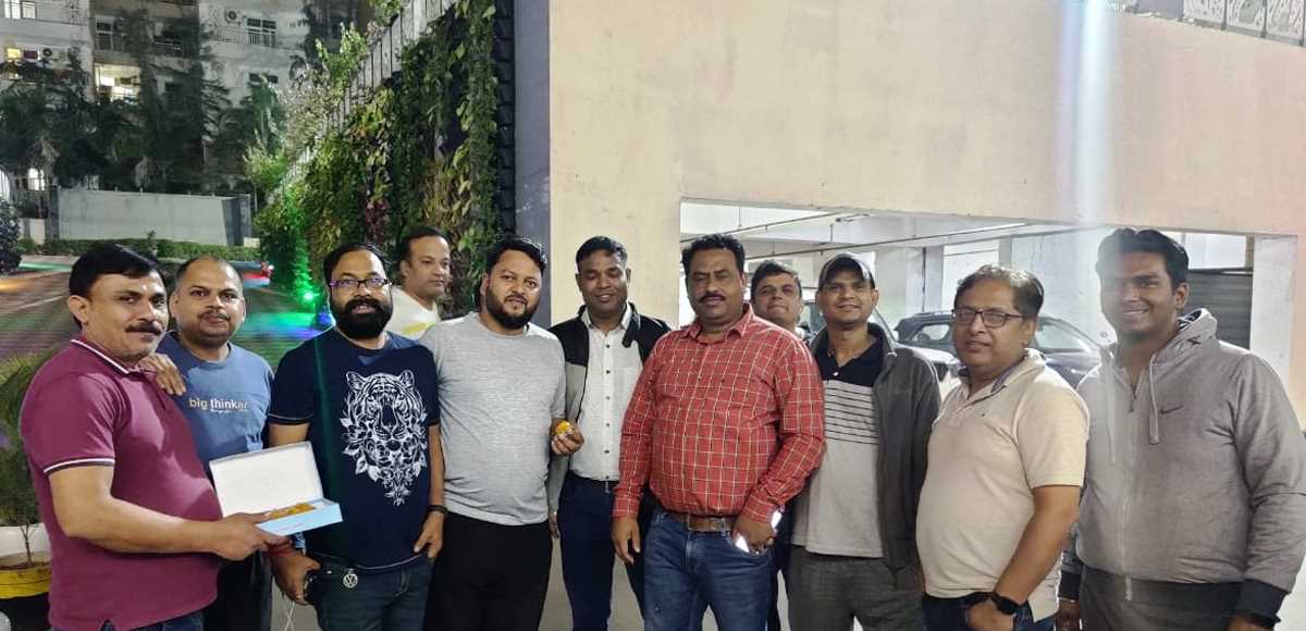 रॉयल नेस्ट सोसाइटी में एओए का गठन होने पर मिठाई बांटकर मनायी खुशी